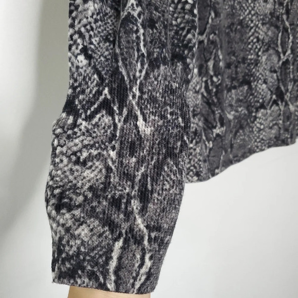 Talbots Pure Merino Wool Sweater Size M Snake Print Long Sleeves Lightweight Top - Picture 7 of 10